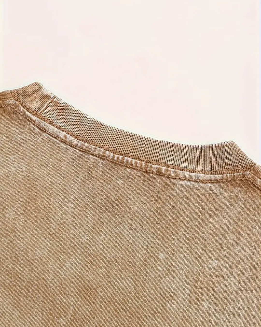 Pulover cu Efect Spălat, cu o Croială Relaxată și un Stil Urban Contemporan