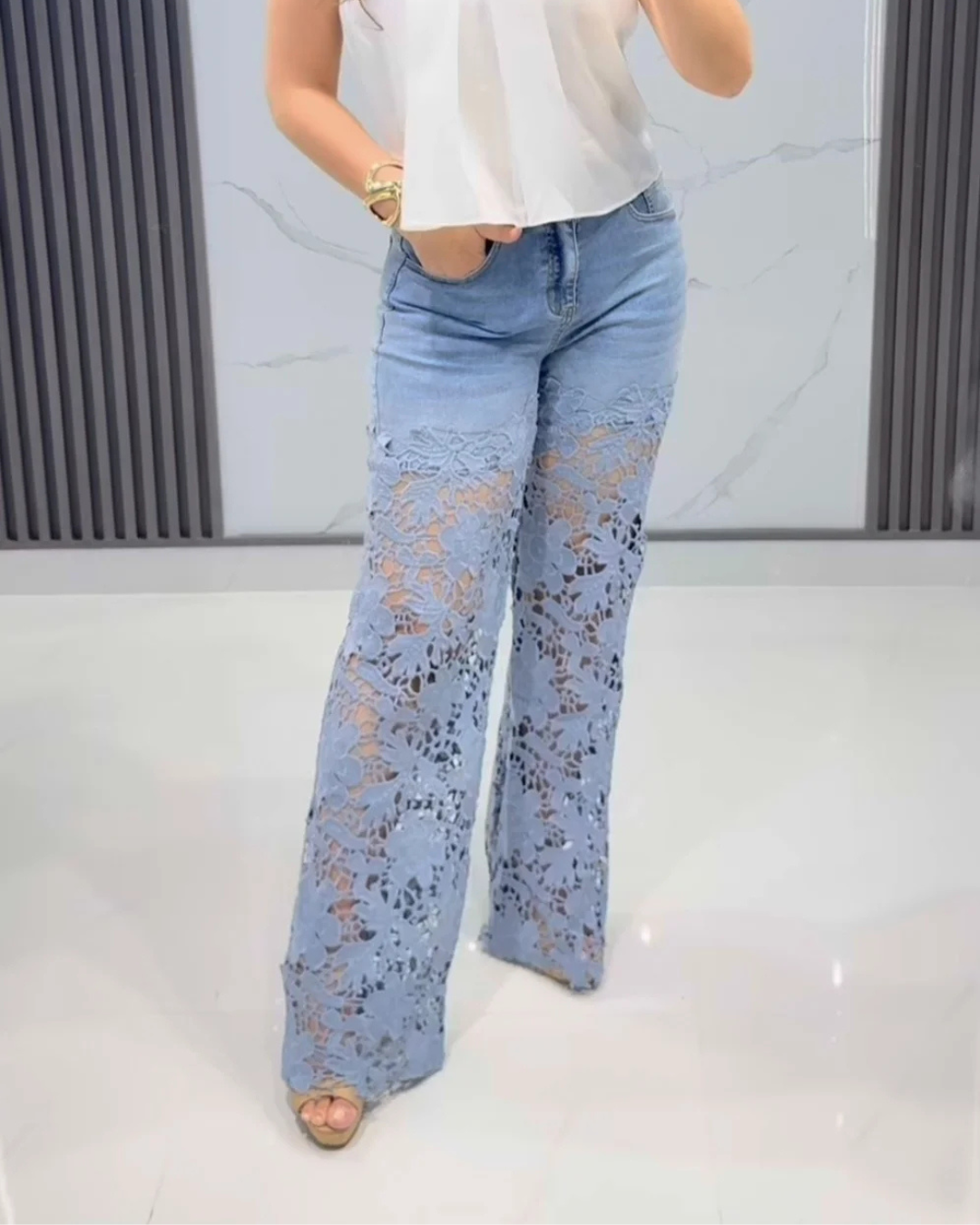 Pantaloni di jeans da donna con pizzo floreale sulle gambe