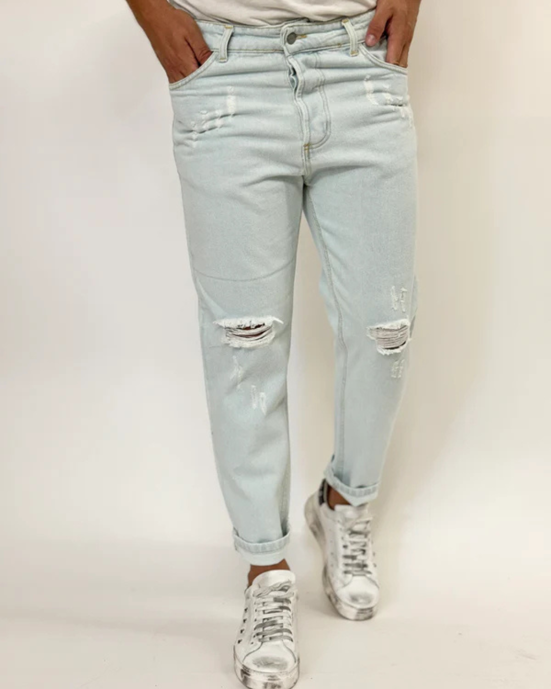 Pantaloni Blugi cu o Ușoară Ruptură la Genunchi 