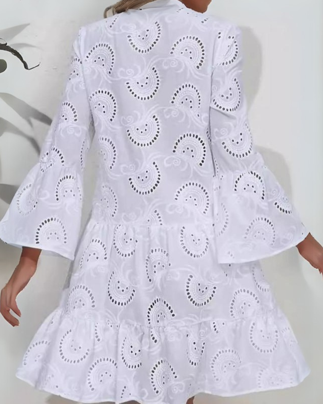 Rochie scurtă brodată cu mânecă bufantă și design decupat pentru un aspect ușor și fermecător