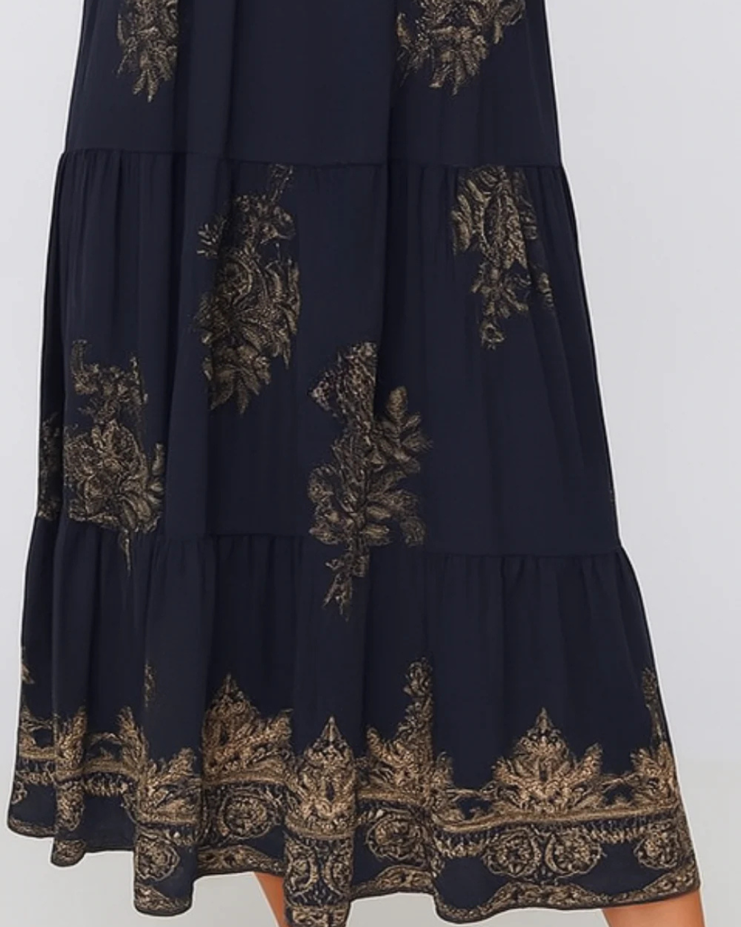 Rochie boemă cu imprimeu auriu și decolteu în V