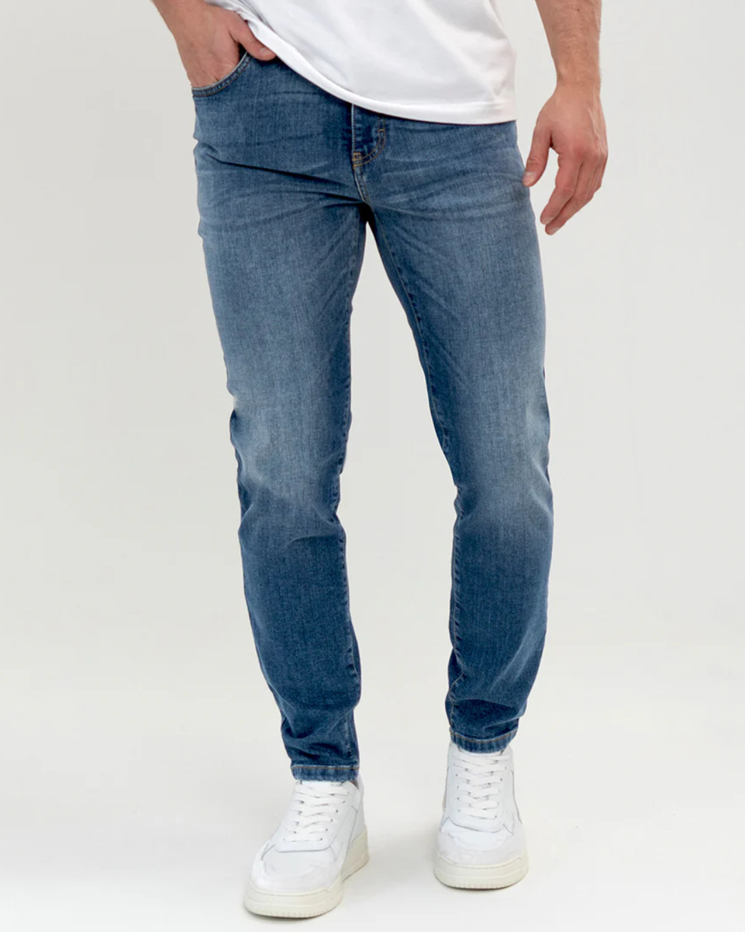 Blugi Clasici Albaștri Autentici Pentru Fiecare Zi