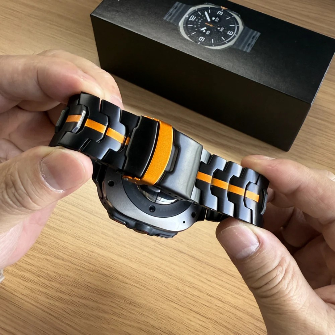 Ceas sportiv cu curea din titan futurist și funcțional