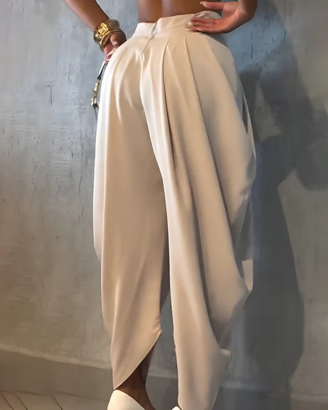 Pantaloni casual cu croială slim care fac parte din categoria pantalonilor de damă 