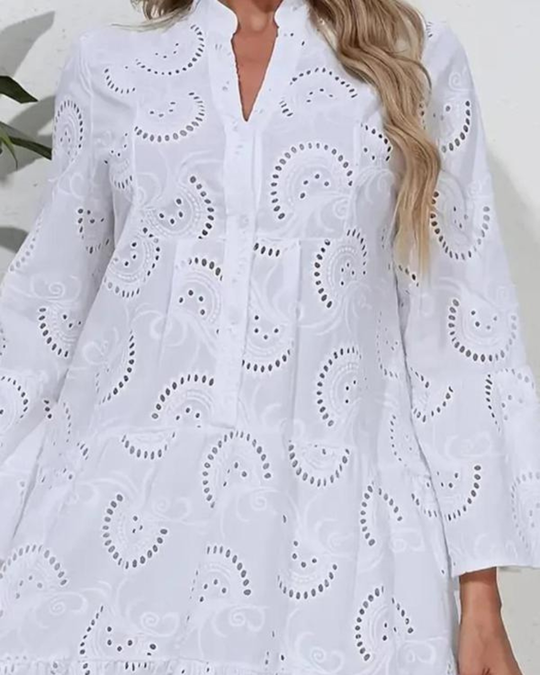 Rochie scurtă brodată cu mânecă bufantă și design decupat pentru un aspect ușor și fermecător