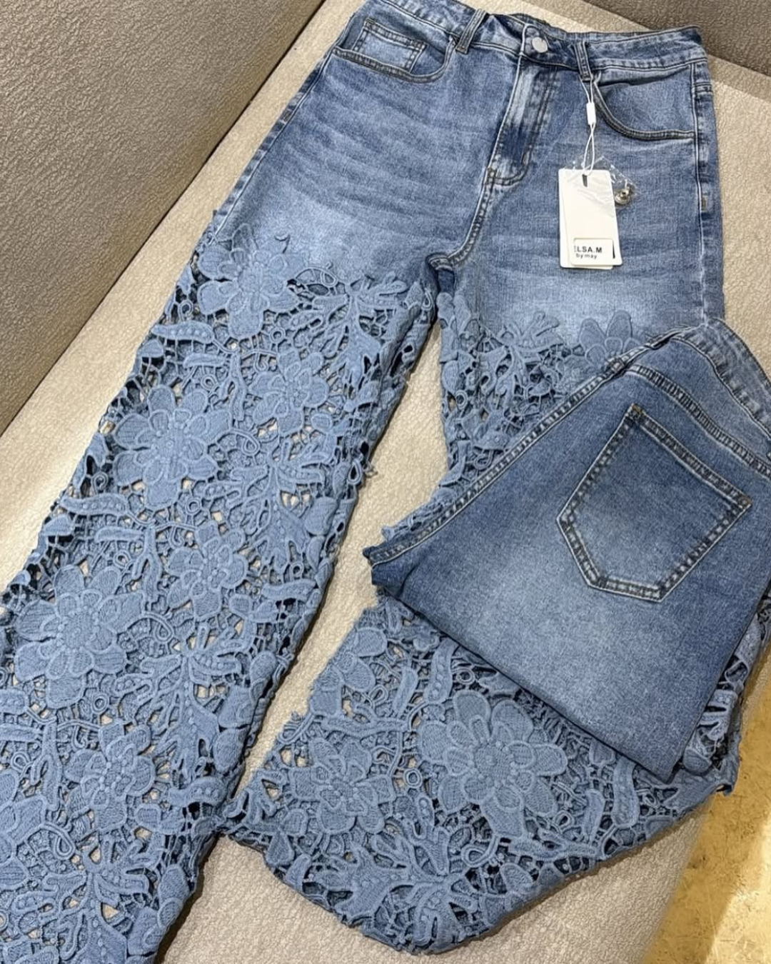 Pantaloni di jeans da donna con pizzo floreale sulle gambe