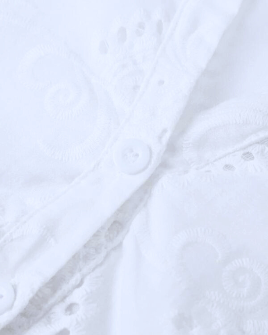 Rochie scurtă brodată cu mânecă bufantă și design decupat pentru un aspect ușor și fermecător