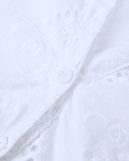 Rochie scurtă brodată cu mânecă bufantă și design decupat pentru un aspect ușor și fermecător