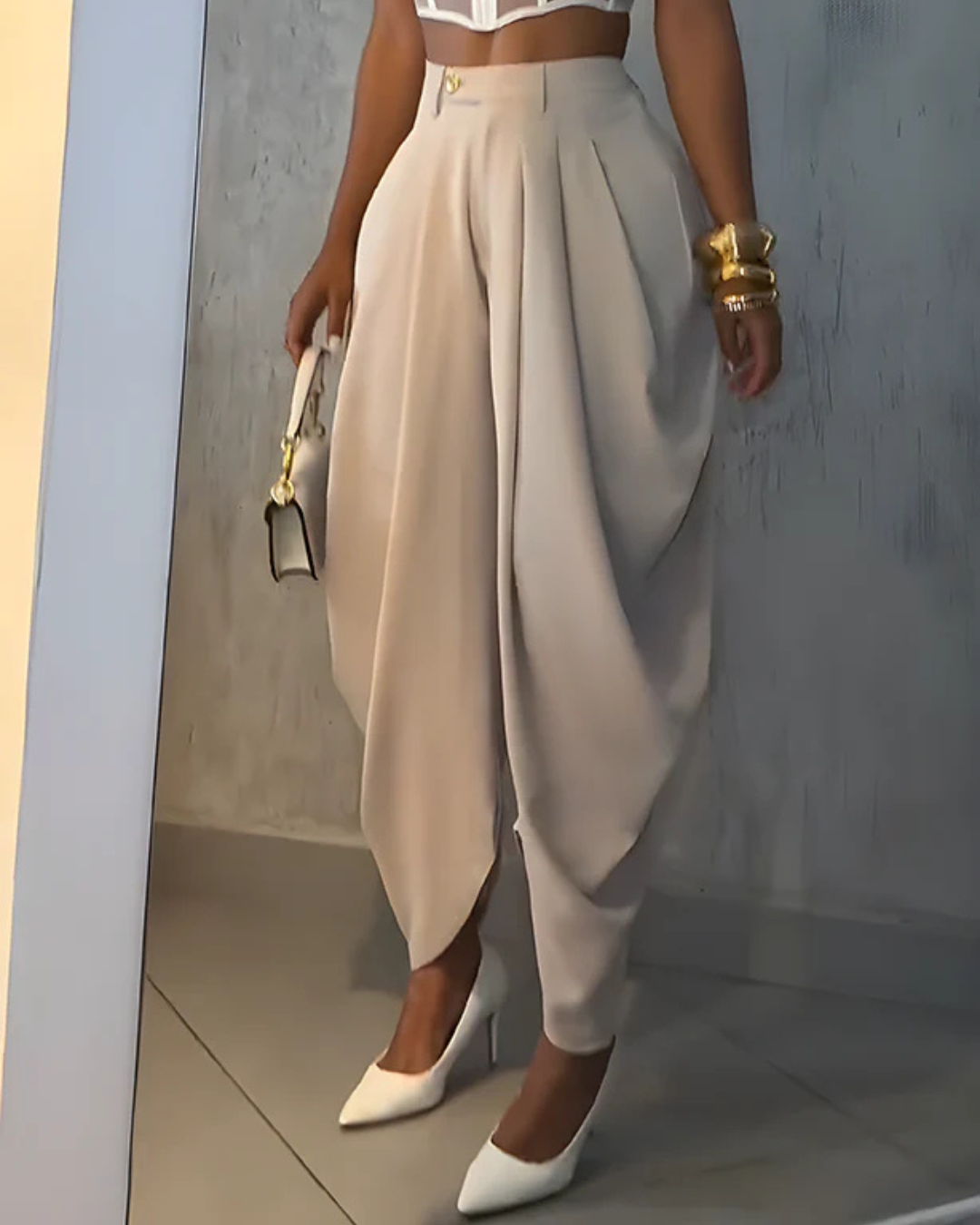 Pantaloni casual cu croială slim care fac parte din categoria pantalonilor de damă 