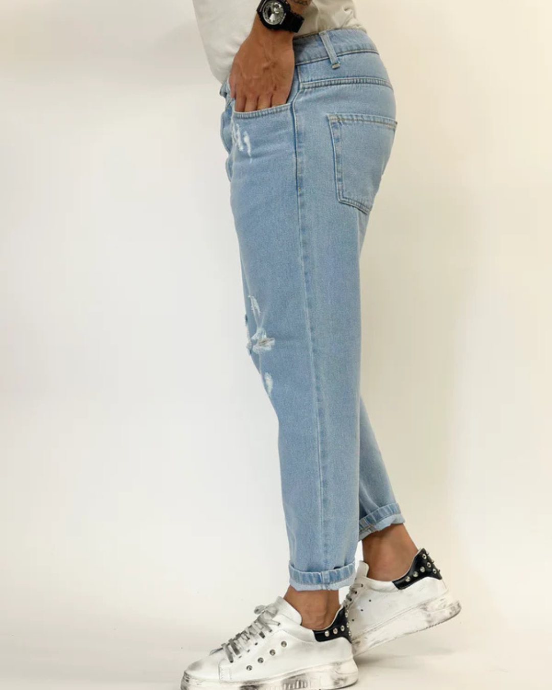 Pantaloni Blugi cu o Ușoară Ruptură la Genunchi 