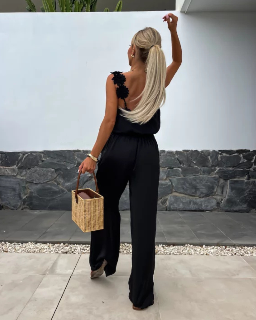 Salopetă Lungă cu Bretele Florale și Decolteu în V Pentru un Look Elegant și Relaxat