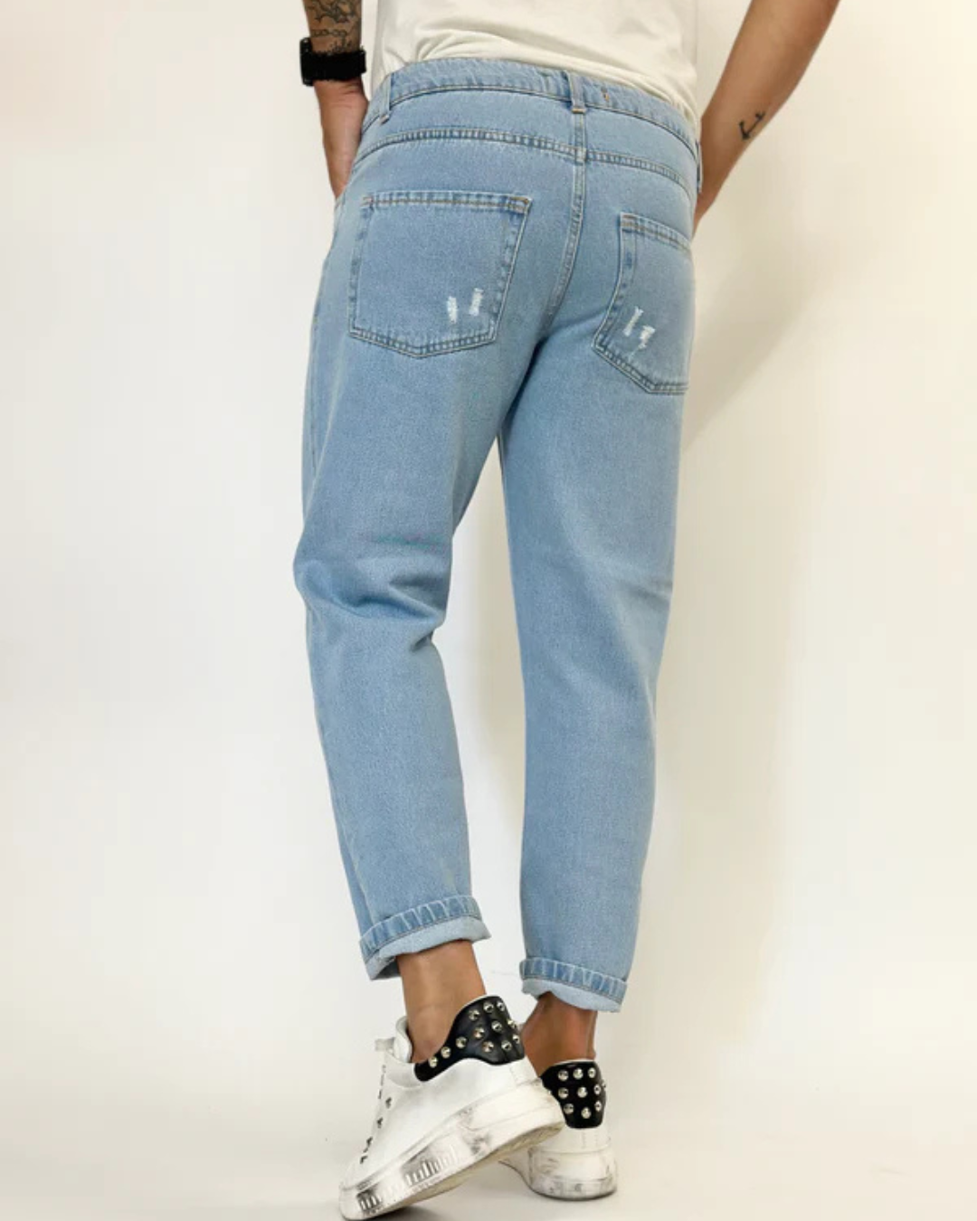 Pantaloni Blugi cu o Ușoară Ruptură la Genunchi 