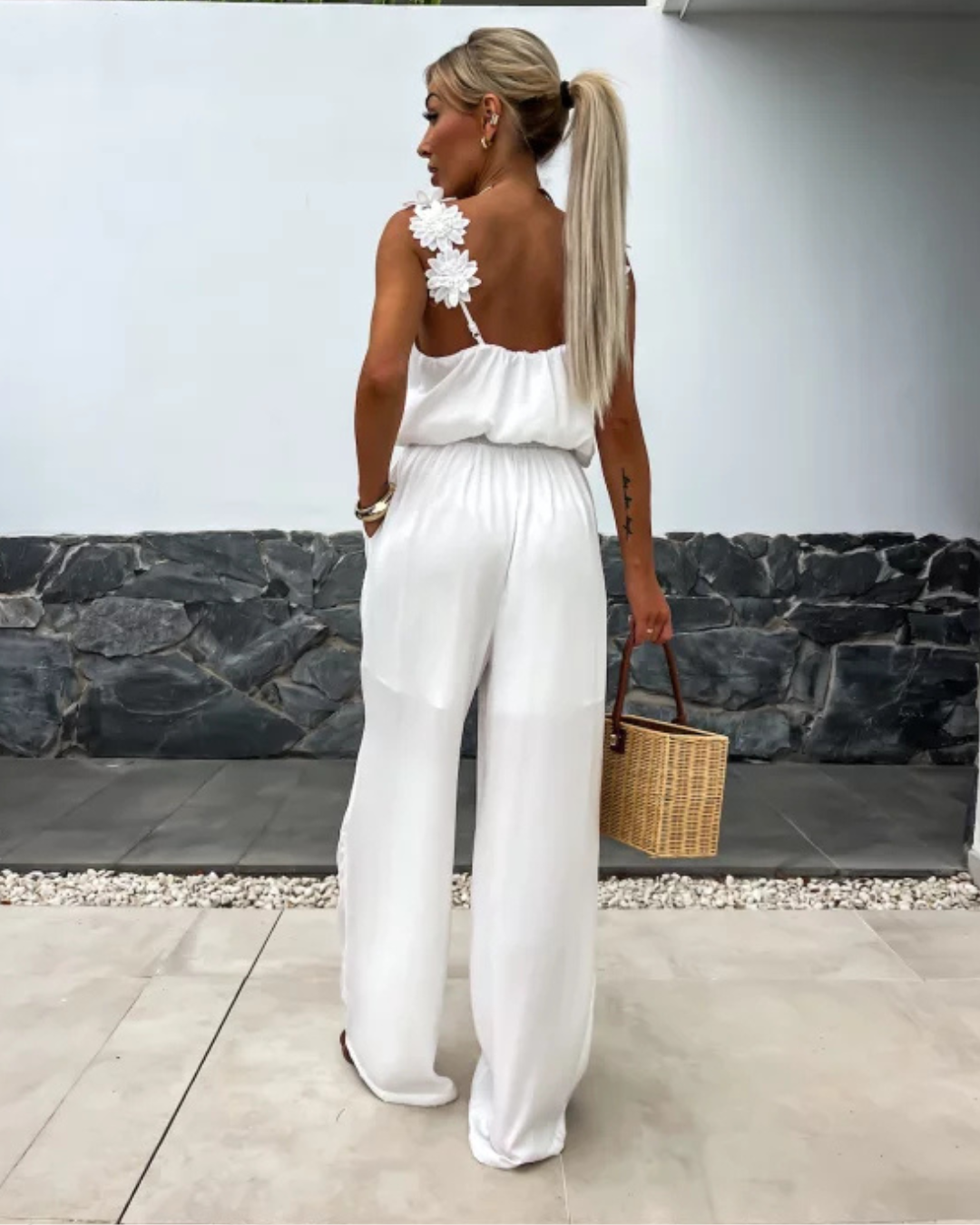 Salopetă Lungă cu Bretele Florale și Decolteu în V Pentru un Look Elegant și Relaxat