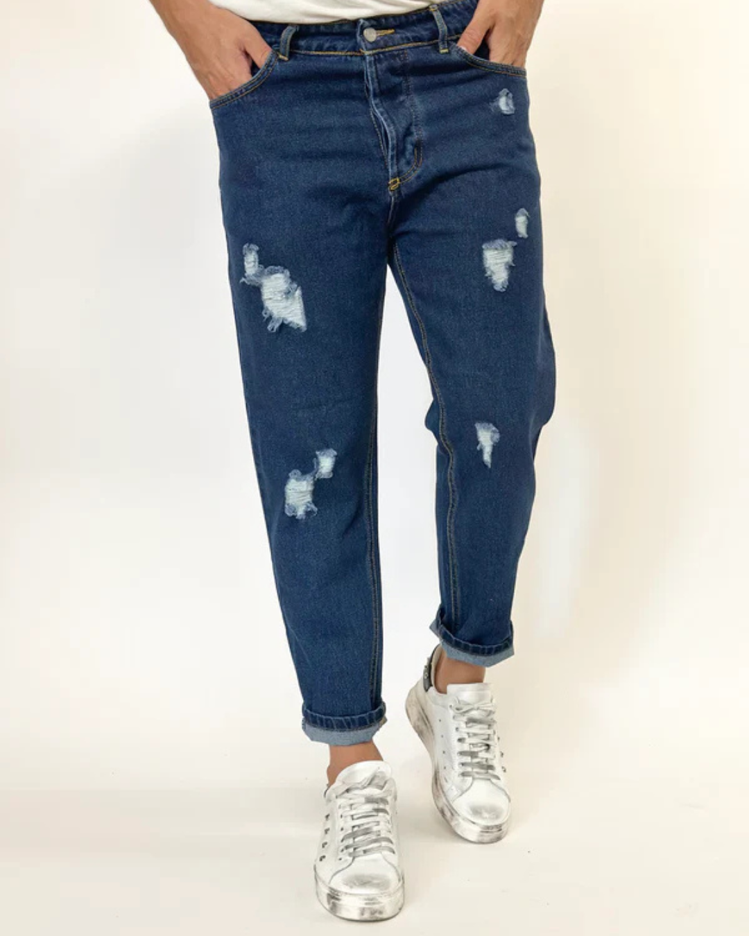 Pantaloni Blugi cu o Ușoară Ruptură la Genunchi 