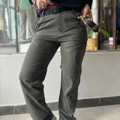 Pantaloni termici impermeabili, confecționați din material flexibil 